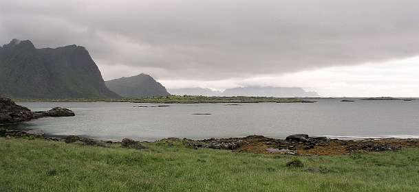 Uitzicht vanaf de N815 boven Stamsund in noordoostelijke richting