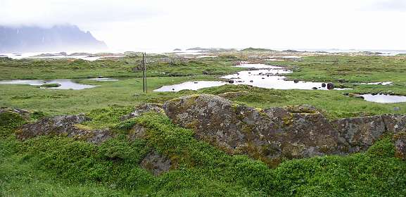 Molandsvika, in de achtergrond de kust van Vagan