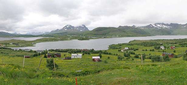 Uitzicht vanaf de E10 op Borg, rechts het Borgpollen en links het Indrepollen meer
