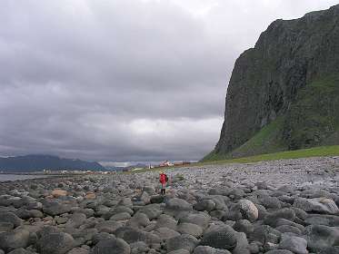 De kust met in de achtergrond het dorp Eggum