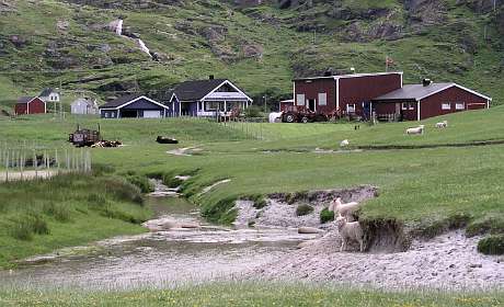 Een van de twee boerderijen aan de kust van Utakleiv