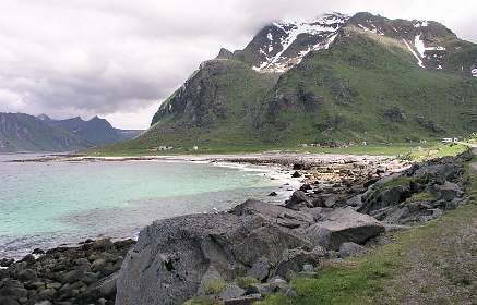 Uitzicht op Utakleiv vanaf de weg rond de Veggen berg