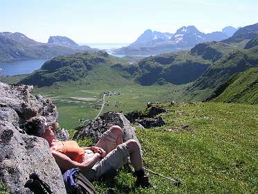 Doorkijkje over Ytresand naar het Sundstraumen en de brug bij Sund