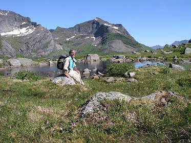 Fageravatnet meer met de Maltinden berg op de achtergrond