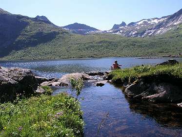 Aan het Selfjorden met zicht op de weg die we gewandeld hadden