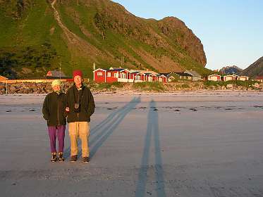 André<br>Onze lange schaduwen om één uur 's nachts aan het strand voor de camping van Ramberg