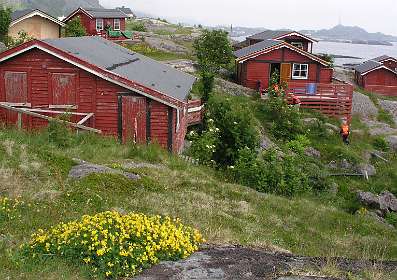 De camping in A, links boven onze hut.