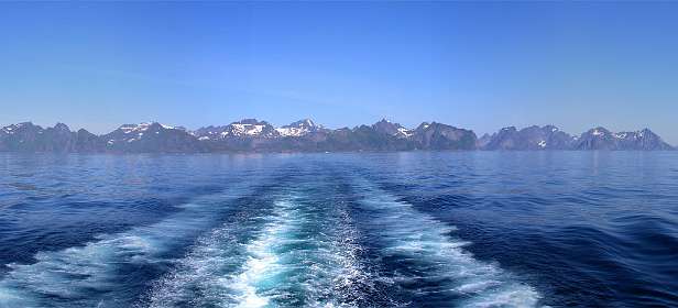 Terugblik op de Lofoten vanaf de veerboot van Moskenes naar Bodo