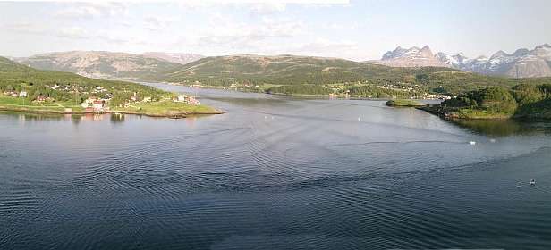 Uitzicht naar het oosten vanaf de brug over de Saltstraumen