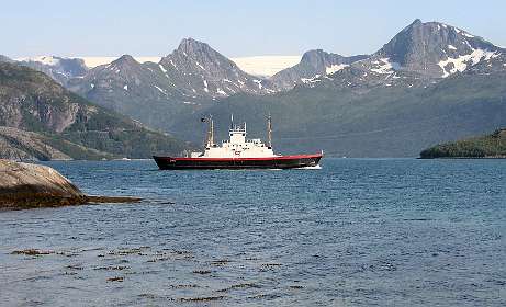 De veerboot vaart weg van Foroya, in de achtergrond de Svartisen gletsjer