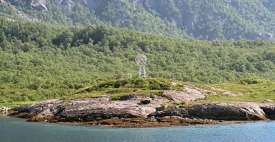 We passeren met de veerboot de poolcirkel op weg naar het zuiden
