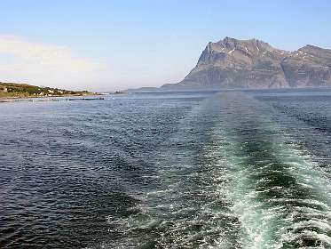 Uitzicht vanaf de veerboot Jektvika-Kilboghamn