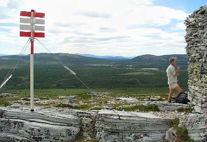 Op de top van de Veslefjellet (1029 m), op de achtergrond Venabu