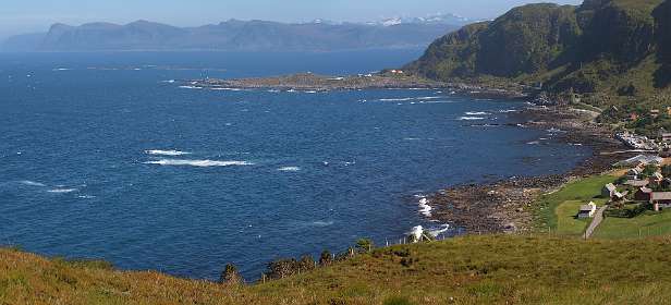 Panorama van de kust voor de camping