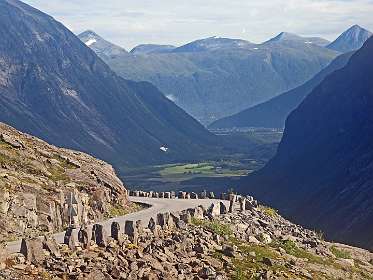 Andalness vanaf de top van de Trollstigen weg