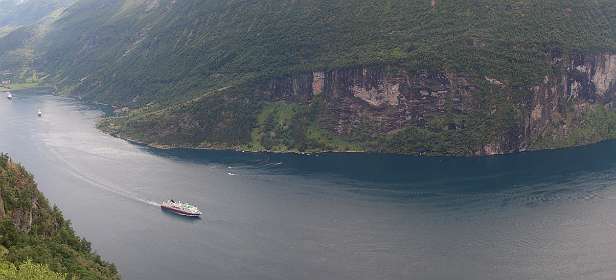 Panorama van het Geiranger fjord vanaf het Ornesvingen uitkijkpunt