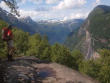 Uitzicht vanaf een Preikestolen op de 7 zusters waterval