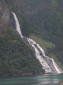 Friaren waterval tegenover de 7 zusters