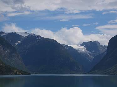 Jostedalsbreen aan het begin van het Lovatnet