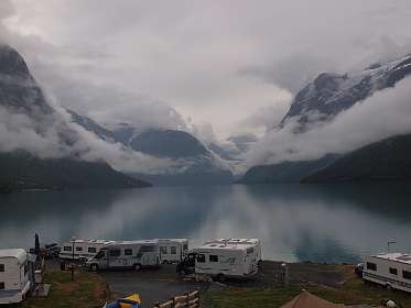 Jostedalsbreen aan het begin van het Lovatnet vanaf de Sande camping