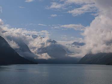Jostedalsbreen aan het begin van het Lovatnet in de vroege ochtend