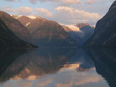 Jostedalsbreen aan het begin van het Lovatnet in avondlicht