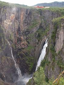 Fossli hotel, en de Foringfossen waterval