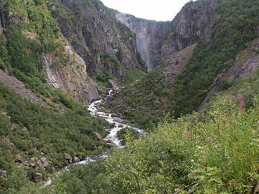 In de achtergrond de damp van de Voringfossen