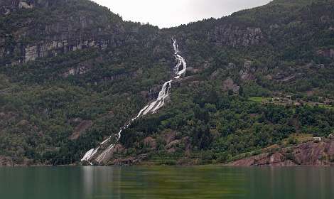 Een van de vele watervallen bij Odda