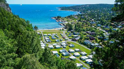 De Rognstranda camping genomen vanaf de rotsen.