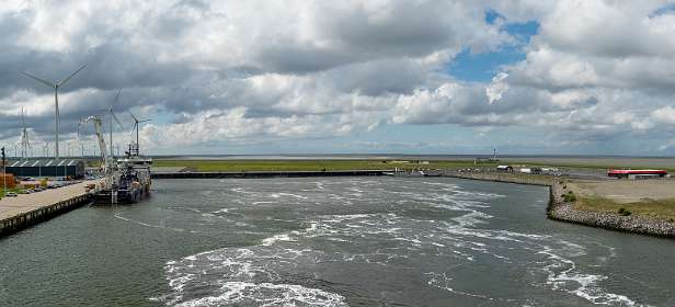 Vertrek vanuit de Eemshaven, rechts derode Terminal