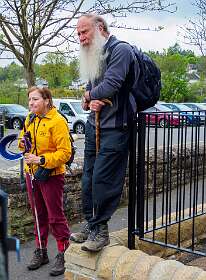Onze reisleidster Carin  met boswachter Arthur die ons door het Queen Elizabeth Forest Park gaat leiden.