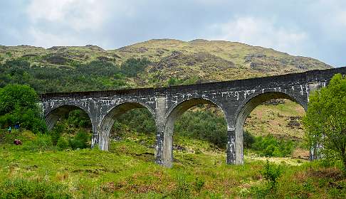 Het Glenfinnan Viaduct is voor 18904 gbp gebouewd in 1897 door Robert McAlpine & Sons uit Glasgow