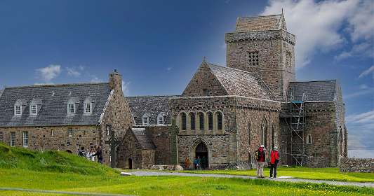 Iona Abbey is een abdij, die is gesticht in de zesde eeuw door Sint-Columba. Hiervandaan werd het christendom verspreid over Schotland.