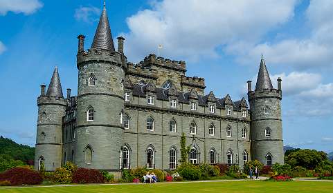 Inverary Castle waar de hertog van Argyll woont, de belangrijkste adellijke persoon van Schotland.