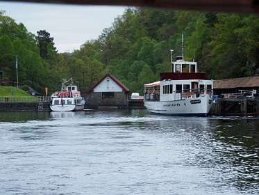 Rechts het Sir Walter Scott  schip