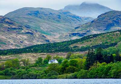 Rechts de Ben Nevis, de hoogste berg van Schotland, 1345 m hoog.