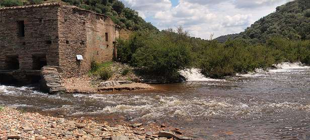 Vervallen watermolen in de Almonte rivier bij Monroy