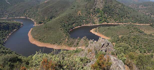 Uitzicht vanaf de Mirador de Cerro Gimio op een zijrivier van de Taag
