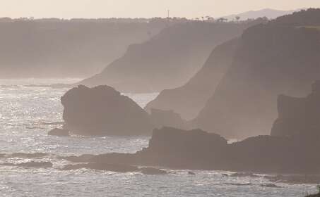 De  kust ten oosten van camping Los Cantiles in ochtend nevel