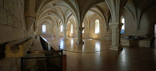 Refter van de leken broeders, later wijnkelder (de goot diende om de wijn naar de houten vaten te vervoeren)