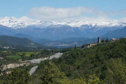 Rechts het dorpje Samitier