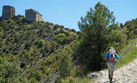 Geheel links het Castillo de Samitier, rechts de kerk van het kasteel (11de eeuw)