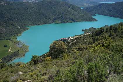 Embalse del Grado met Ligüerre de Cima in het midden.