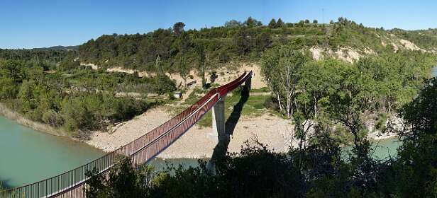 De voetgangersbrug over de Rio Gállego