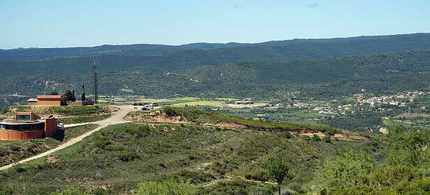 Links het bezoekers centrum over vogels en rechts Murillo de Gállego