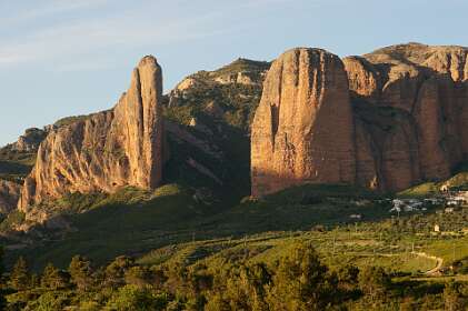 De Mallos de Riglos in avondlicht vanaf de camping