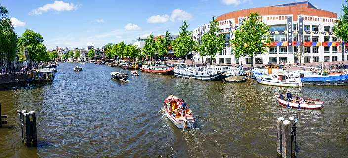 De Amstel en het  Nationale Opera & Ballet gebauw vanaf de Blauwbrug, [klik hier](https://www.360cities.net/image/in-amsterdam-netherlands?utm_source=google_earth&utm_medium=all_images ^) voor een 360° panorama.
