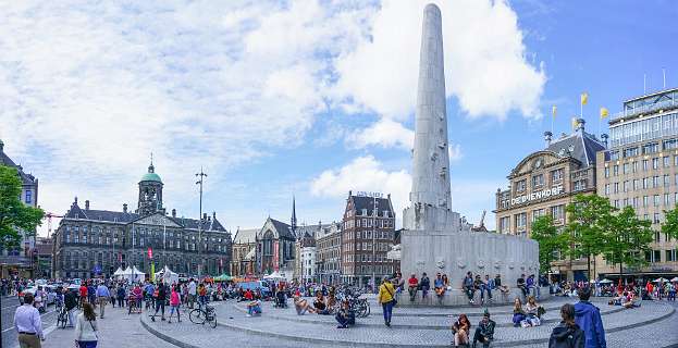 De Dam, [klik hier](https://www.360cities.net/image/amsterdam-dam?utm_source=google_earth&utm_medium=all_images ^) voor een 360° panorama.