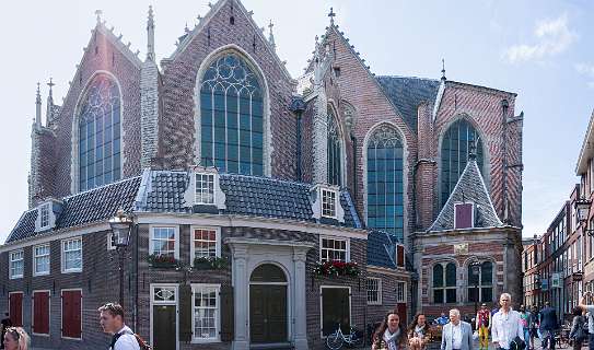 De Oude kerk vanaf de Ouderzijds Voorburgwal
